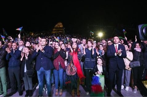 Leyla Əliyeva anası ilə atasının konsertdən fotosunu paylaşdı