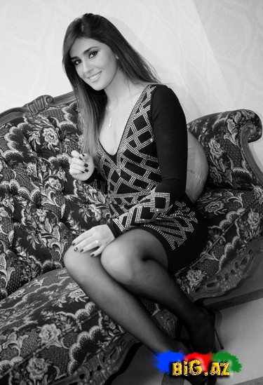 Pərvin sinəsi a&ccedil;ıq, mini ətəkdə - FOTOLAR