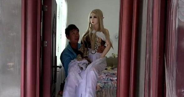 7 oyuncaq qadınla yaşayan adam: 