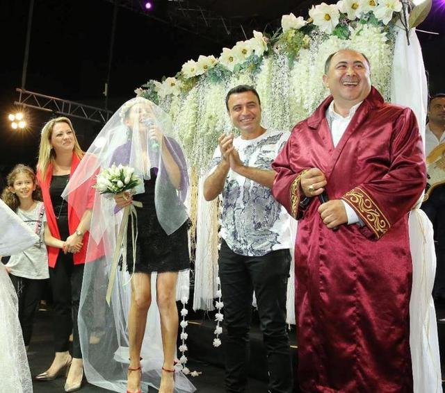 Məşhur müğənni əri ilə nikahını yenilədi - FOTOLAR
