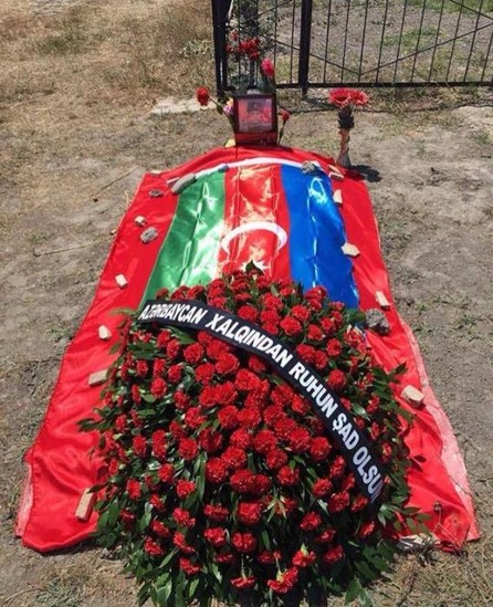 Tolik şəhidimizin məzarındakı solmuş bayrağı təzələdi - FOTO