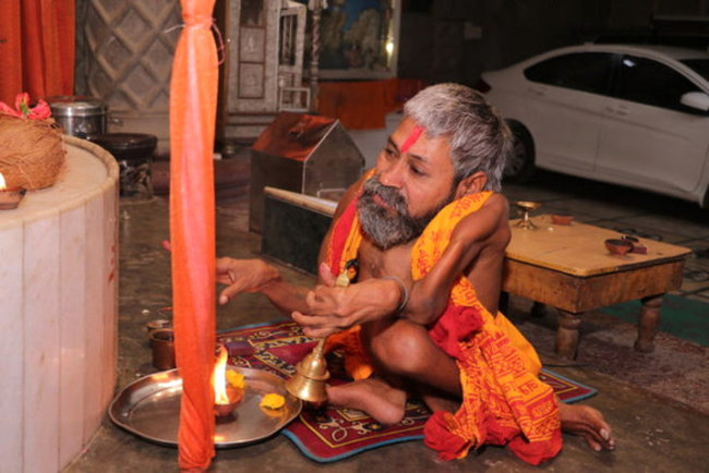 Hindli rahibin hər yeri bükülür — FOTOLAR