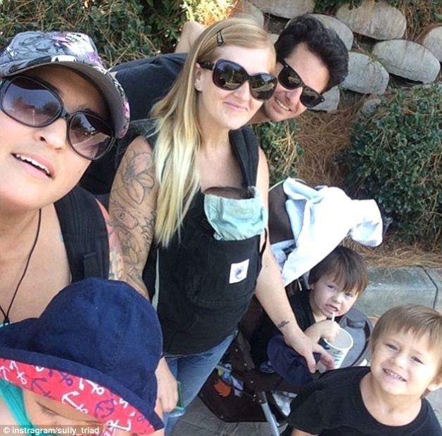 Bu kişi hər gecə arvadı və arvadının sevgilisinin ortasında yatır - FOTOLAR