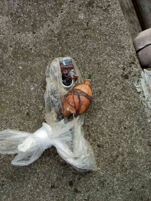 Azərbaycanda qəbiristanlığa iynələr batırılmış əşya atdılar - FOTOLAR