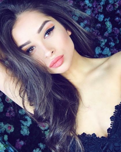 440 min izləyicisi olan Alina 