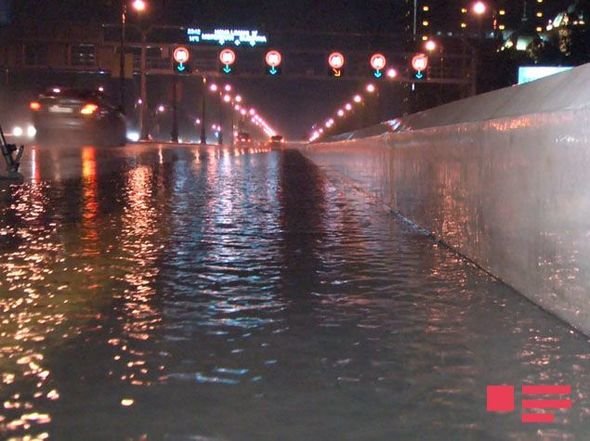 Bakıda yağışdan sonra yolları su basdı – FOTOLAR