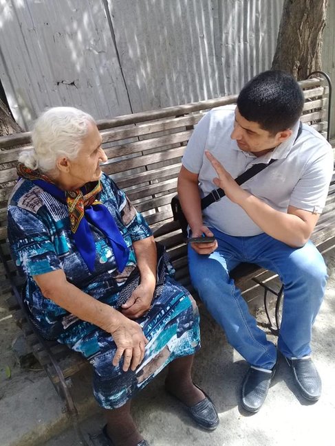 Azərbaycanlı məşhur müğənninin anasını yaşadığı mənzildən çıxarırlar — FOTO