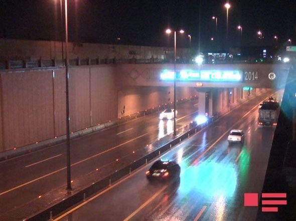 Bakıda yağışdan sonra yolları su basdı – FOTOLAR