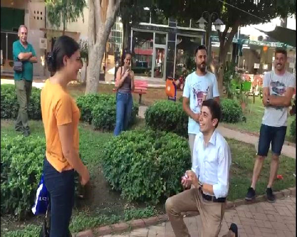 Gənc oğlan sevgilisini həbs etdirib, evlənmə təklifi etdi - FOTOLAR