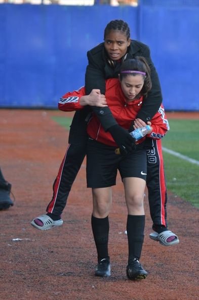 Azərbaycanlı idmançı rəqibini belində daşıdı – FOTO