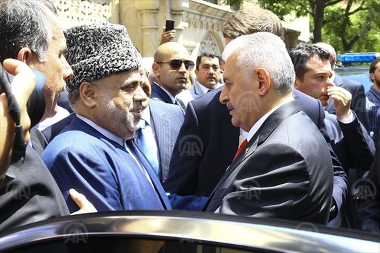 Türkiyə baş naziri Bakıda məsciddə namaz qıldı - FOTOLAR