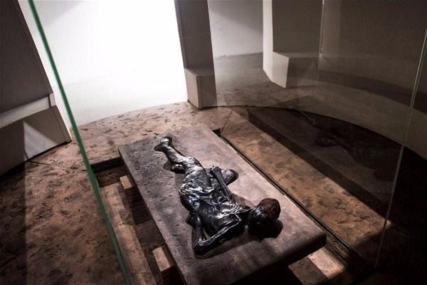 Bataqlığın 2000 illik sirri tapıldı - 2400 yaşlı cəsədin alnındakı qrış da seçilir - FOTOLAR