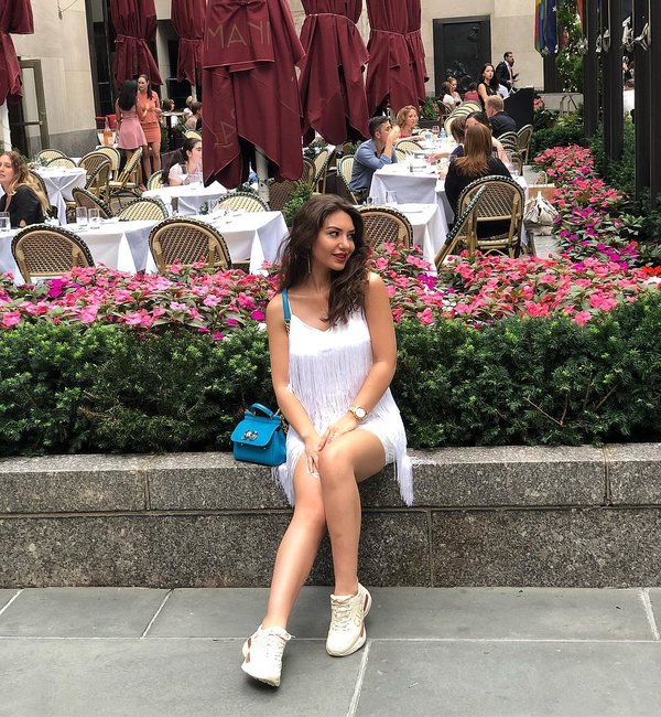 Amerikaya ərinin yanına gedən aparıcımız hamam xalatında - FOTO