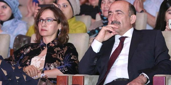 Azərbaycanlı nazir xanımı ilə konsertdə - FOTO