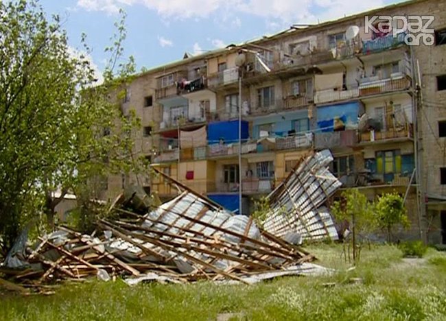 Gəncədə güclü külək fəsadlar törətdi - FOTOLAR
