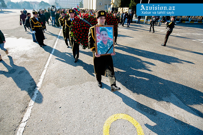 Zakir Həsənov və Mədət Quliyev şəhid Çingizlə vida mərasimində - FOTOLAR