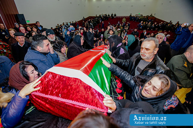 Zakir Həsənov və Mədət Quliyev şəhid Çingizlə vida mərasimində - FOTOLAR