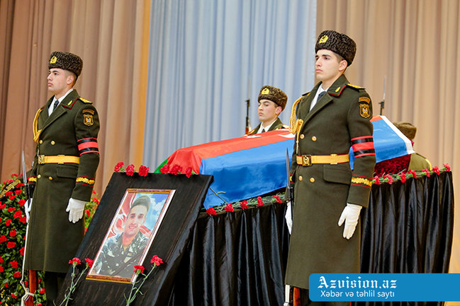 Zakir Həsənov və Mədət Quliyev şəhid Çingizlə vida mərasimində - FOTOLAR