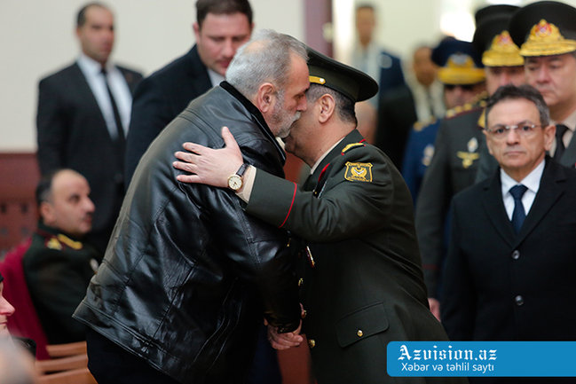 Zakir Həsənov və Mədət Quliyev şəhid Çingizlə vida mərasimində - FOTOLAR