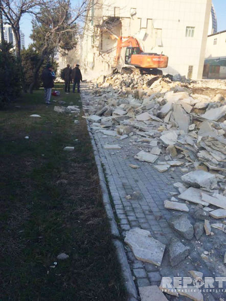 Bakıda otel sökülür: Hacıbala Abutalıbov hadisə yerində – FOTOLAR