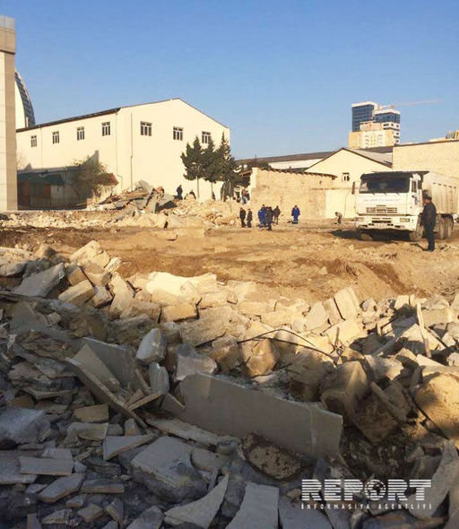 Bakıda otel sökülür: Hacıbala Abutalıbov hadisə yerində – FOTOLAR