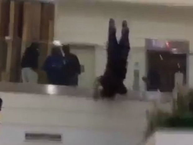 ŞOK! Səudiyyəli şahzadə aeroportda intihar etdi (+18 VİDEO)