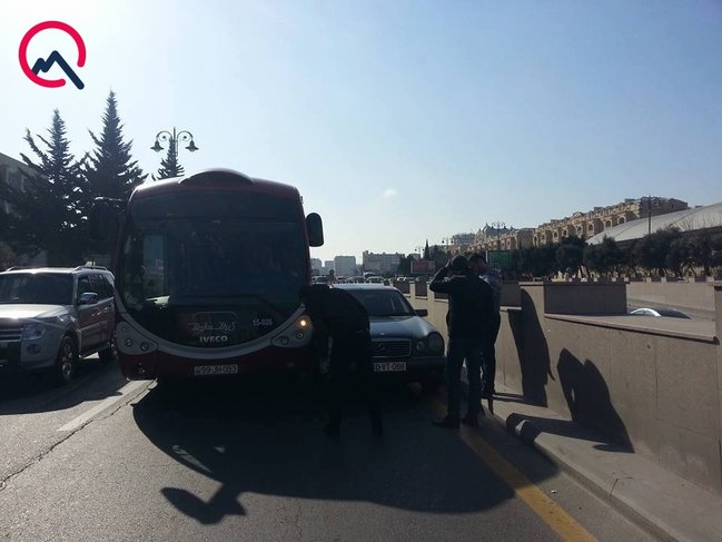 "BakuBus"ın avtobusu qəzaya səbəb oldu - FOTO