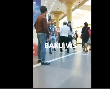 Bakı metrosunda BİABIRÇILIQ – Yaşlı kişi gənc qızlara sataşdı (VİDEO)