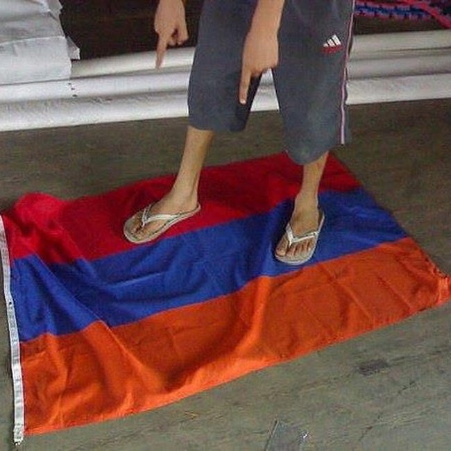 ermeni bayrağı ayaklar altında