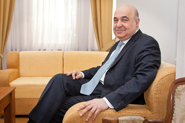 Xalq yazıçısı ƏSƏBİLƏŞDİ: "Məhkəməyə verib, ən yüksək cərimə tələb edəcəm"