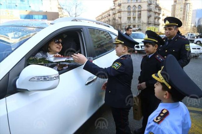 Azərbaycan polisindən qadınlara sürpriz - FOTOLAR