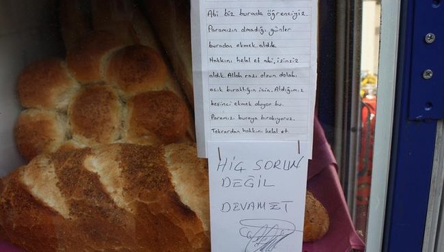 İcazəsiz aldıqları çörəklərin pulunu qoyub mesaj yazdılar – FOTO