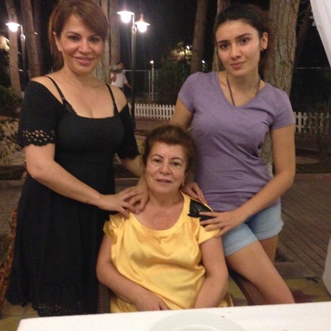 Ulvira Qarayeva anası və qızı ilə - FOTO