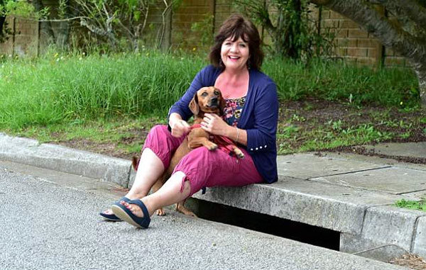 İtin hürdüyü yerə baxanda gördüyündən dəhşətə gəldi: Çılpaq qız uşağı... - FOTOLAR