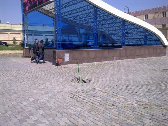Bakıda park çökür - FOTOLAR