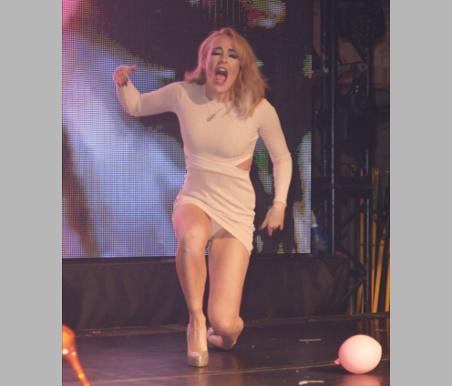 Səhnədə yıxıldı, alt paltarı g&ouml;r&uuml;nd&uuml; - FOTOLAR