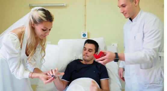 Sevgililər xəstəxanada evləndi