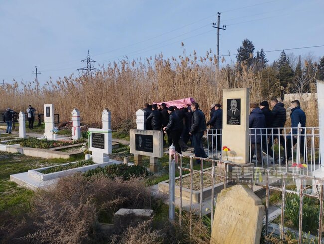 Türkiyədə zəlzələdə həlak olan azərbaycanlı iş adamı Salyanda dəfn olunub - FOTOLAR
