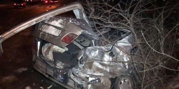 "Mercedes" ağaca çırpıldı - sürücü xəsarət aldı