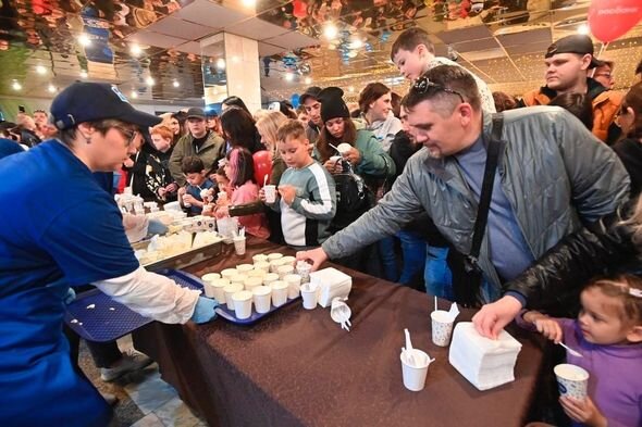 Rusiyada 300 kiloqramlıq dondurma hazırlandı - FOTO