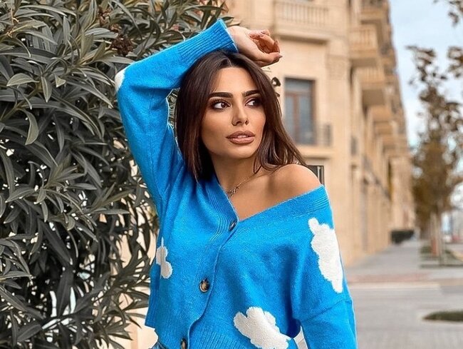 ATV-nin aparıcısı göbəyi açıq geyimi ilə DİQQƏT ÇƏKDİ - FOTO