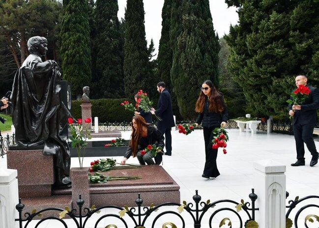 Prezident İlham Əliyev ümummilli lider Heydər Əliyevin məzarını ziyarət edib - FOTOLAR