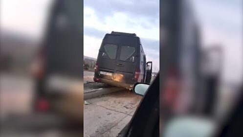 Sumqayıtda mikroavtobus dirəyə çırpıldı: Ölən var - FOTO/VİDEO
