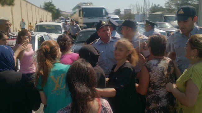 Yanan bina sakinləri AKSİYA EDİB yol bağladı: Polis onları BELƏ DAĞITDI - VİDEO