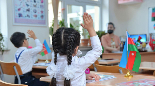 1-ci Sinfə Qəbulda Sərt Tələblər Narazılıq Yaradır - TƏHSİL EKSPERTİNDƏN AÇIQLAMA