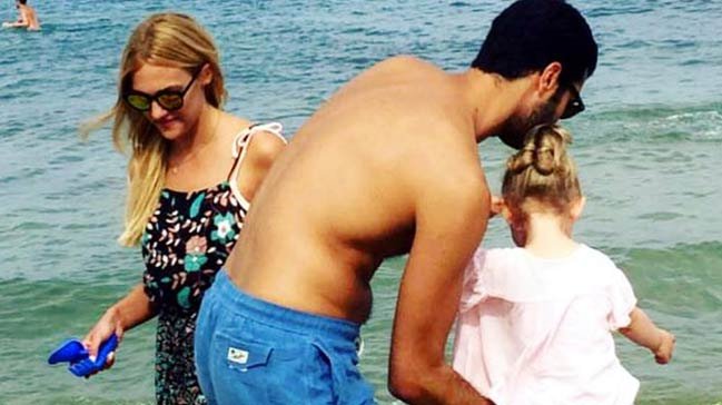 Meryem Uzerli sevgilisi və qızı ilə - FOTO