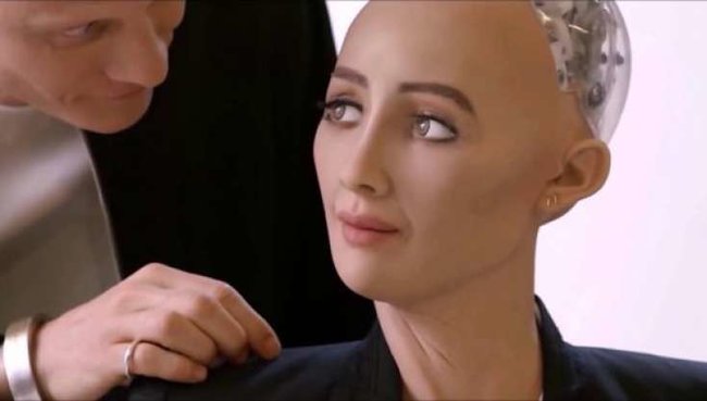 Robot Sofiya haqqında BİLİNMƏYƏNLƏR - "Ana olmaq istəyirəm" / VİDEO