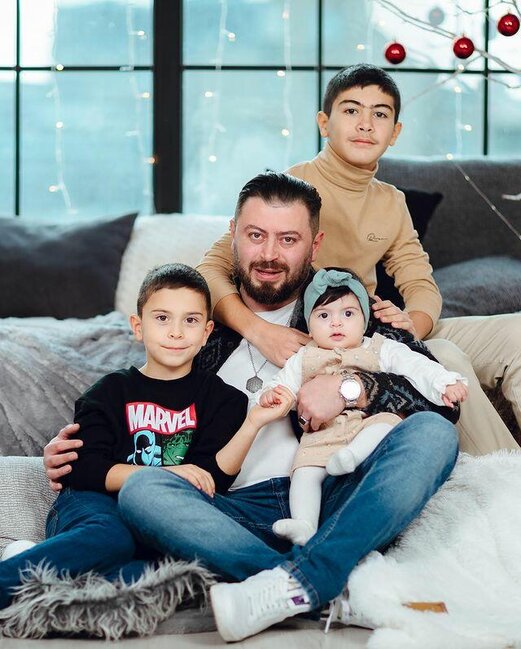 Azərbaycanlı məşhur ilk evlilikdən olan övladlarını ikinci ailəsinin içinə gətirdi - FOTO