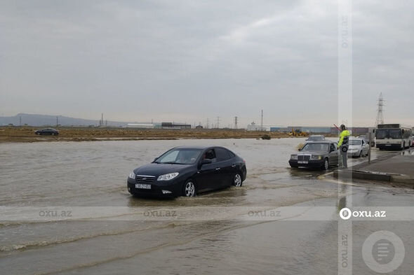 Azərbaycanda su basan magistral yolda nəqliyyatın hərəkəti tam bərpa olundu - YENİLƏNİB + FOTO/VİDEO