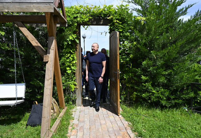 İlham Əliyev uşaqlarla bir arada - Fotolar